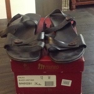 Munro Palau black leather 12W